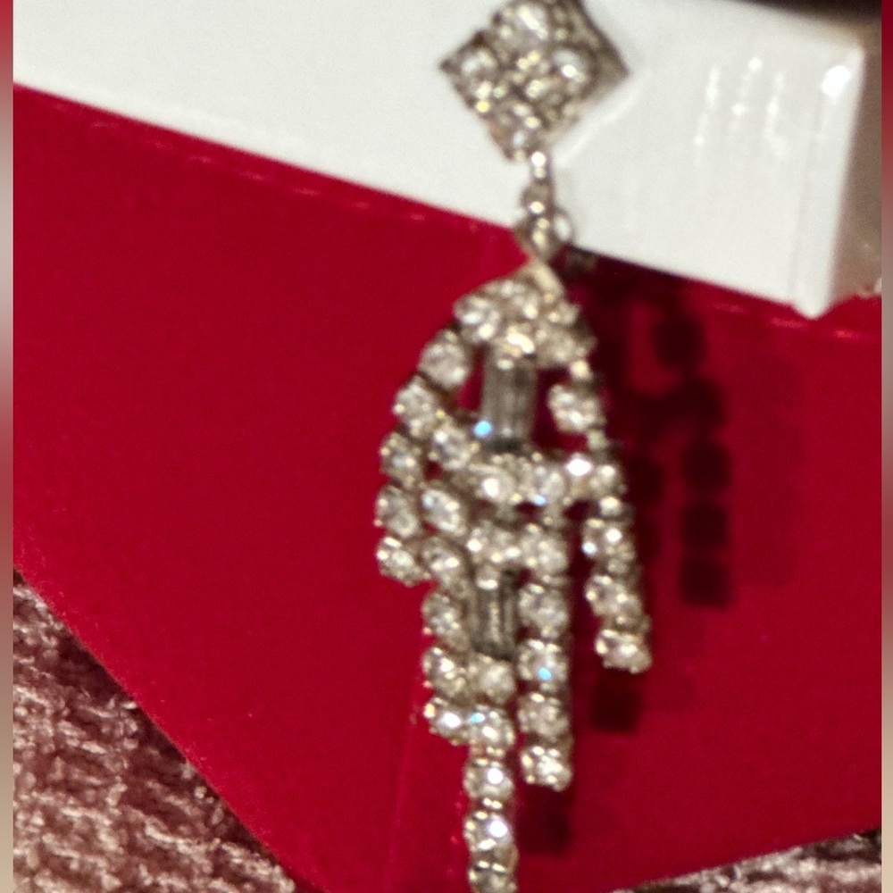 Sparkly glamorous dangle crystal earrings! - Picture 2 of 9